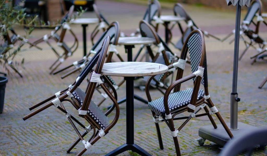 Les critères essentiels pour bien sélectionner une chaise extérieure de restaurant